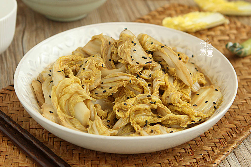 5,将调好的麻酱倒入娃娃菜里拌匀.