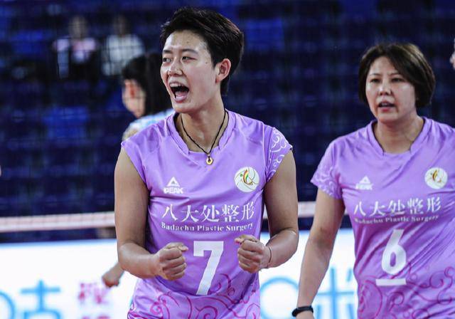 河南女排则是派上了蔡晓晴和韩雯雅打主攻,副攻黄瑞蕾与李伟伟搭档