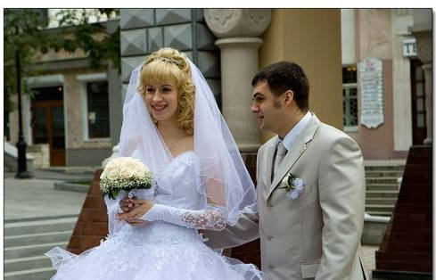 萨沙刚到俄罗斯的时候,曾因办事去了一所俄罗斯的高中.