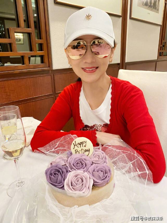 赵雅芝66岁生日红衣配墨镜颜值养眼,与闺蜜同框年龄感太明显