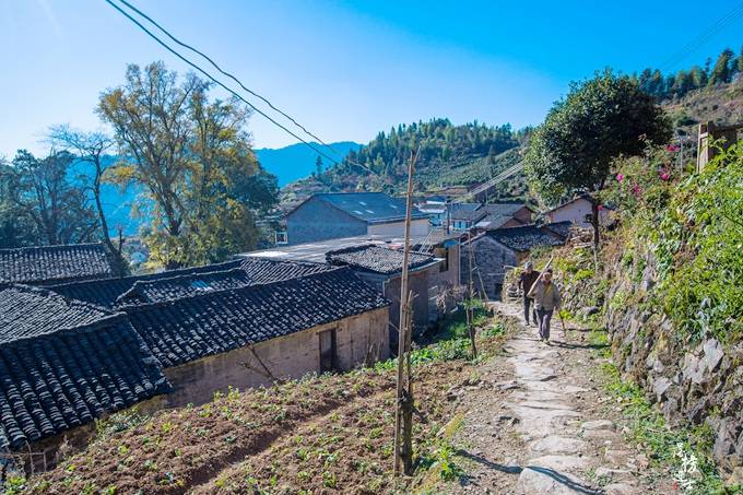 安徽休宁有一座高山中的古村落,远离闹市,已有2000多年的历史