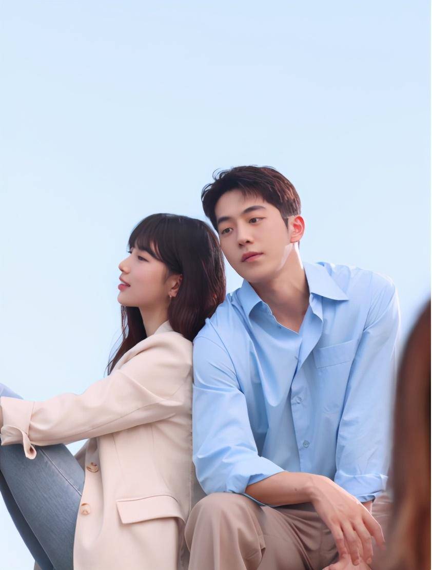 南韩"国民初恋"裴秀智好美,穿西装和南柱赫合影,清纯魅力十足