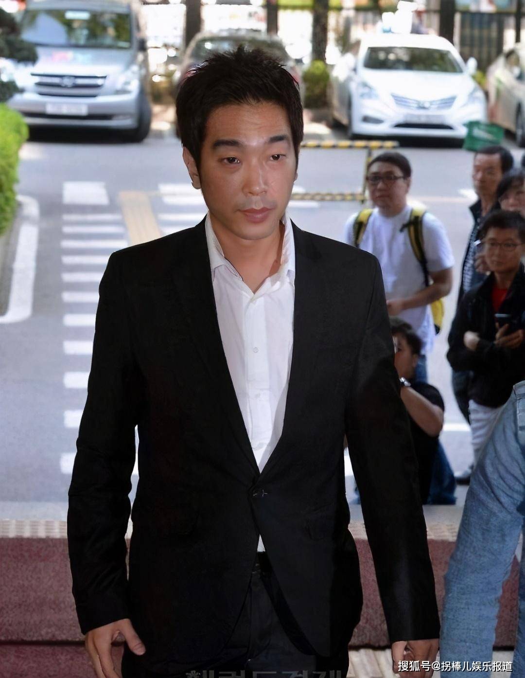 朴河宣前男友,性犯罪入狱三年,今厚脸皮求复出,网友直言真无语_高英旭