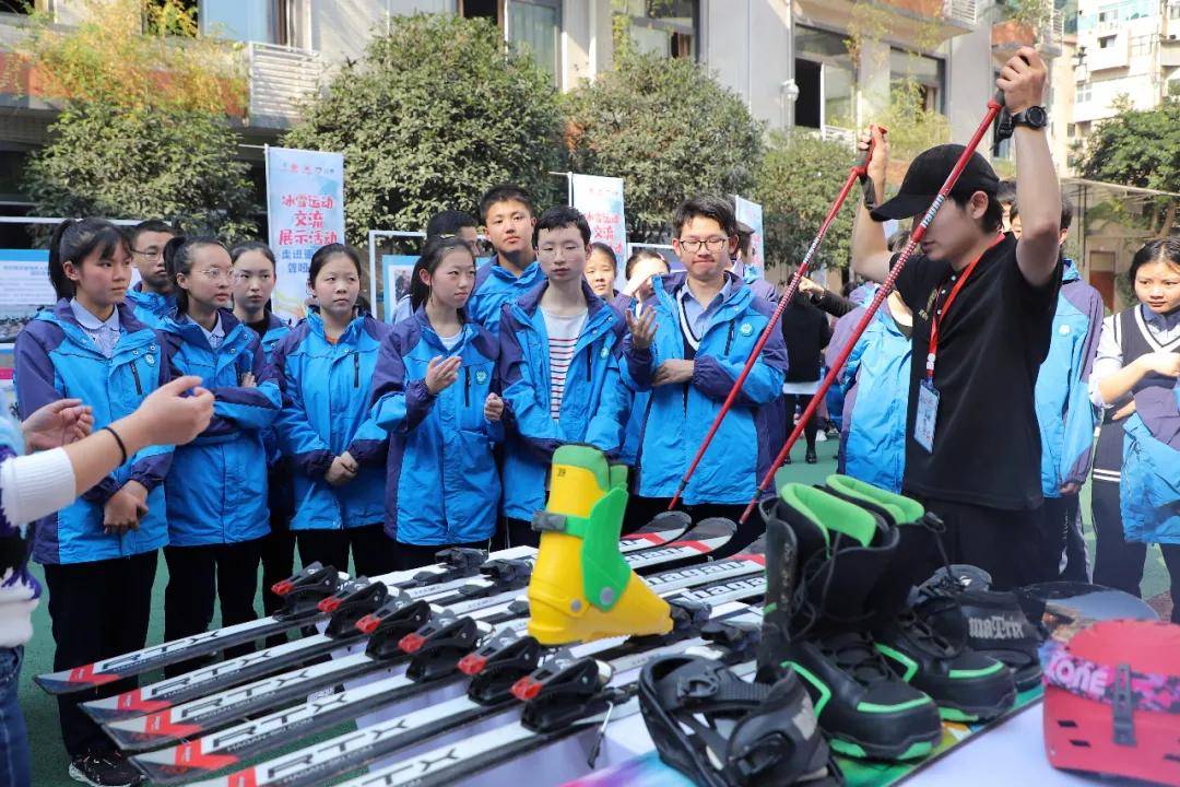 冰雪融体教为主题的冰雪运动交流展示公益活动在重庆市聋哑学校举行