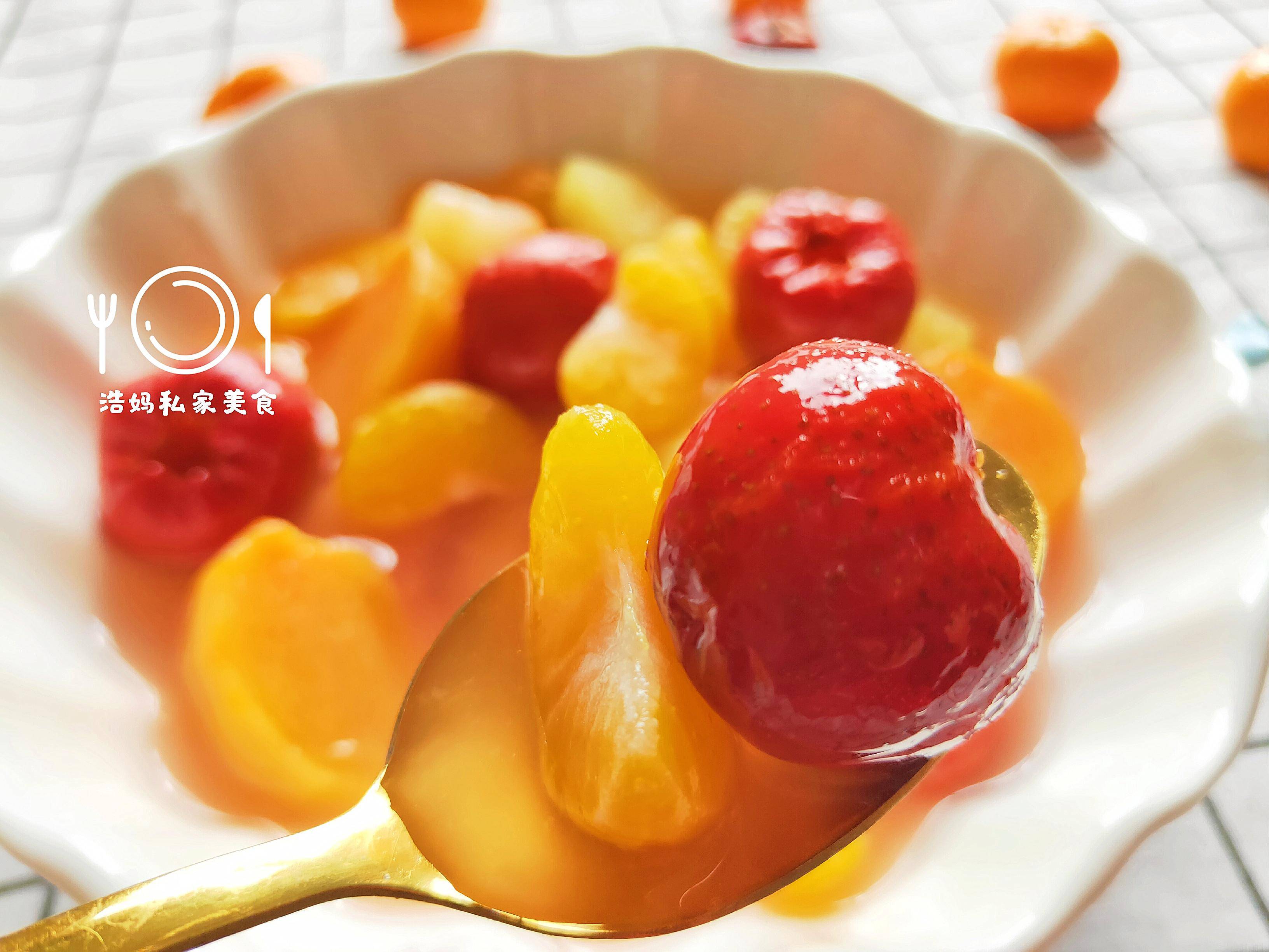 多种水果组合的什锦罐头颜色丰富甜不腻口好吃得无法自拔