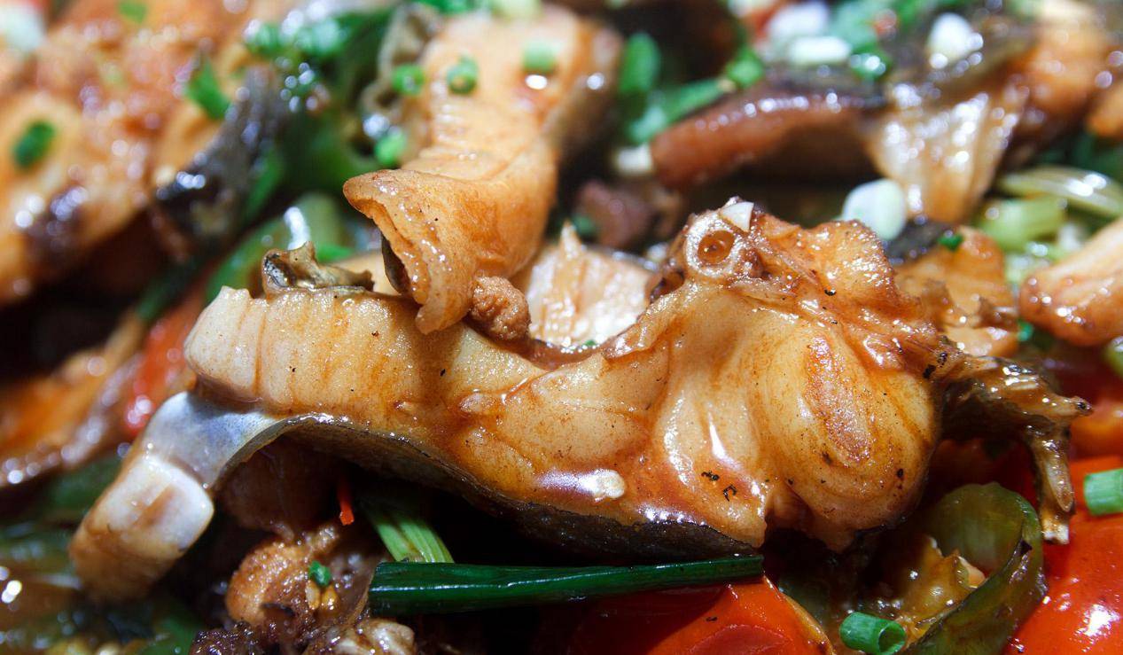 "一鱼三吃"是他们的独家配方,从鱼肉到鱼汤,每一个环节都不浪费,光盘