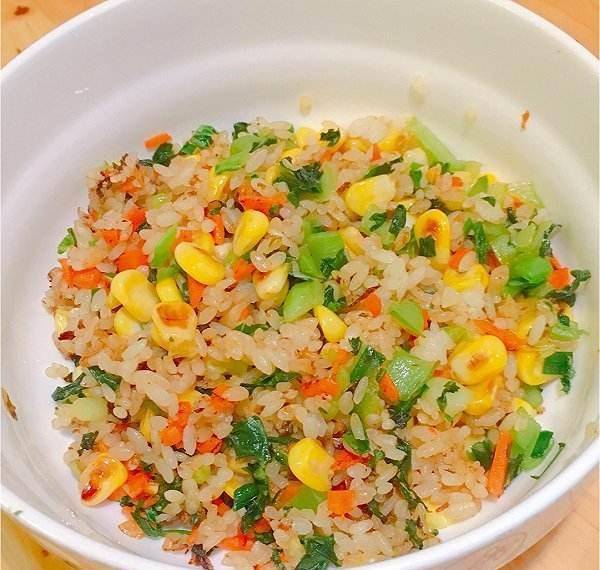 原创蟹棒鸡蛋炒饭,加入蟹棒之后的蛋炒饭,更加美味,更加诱人