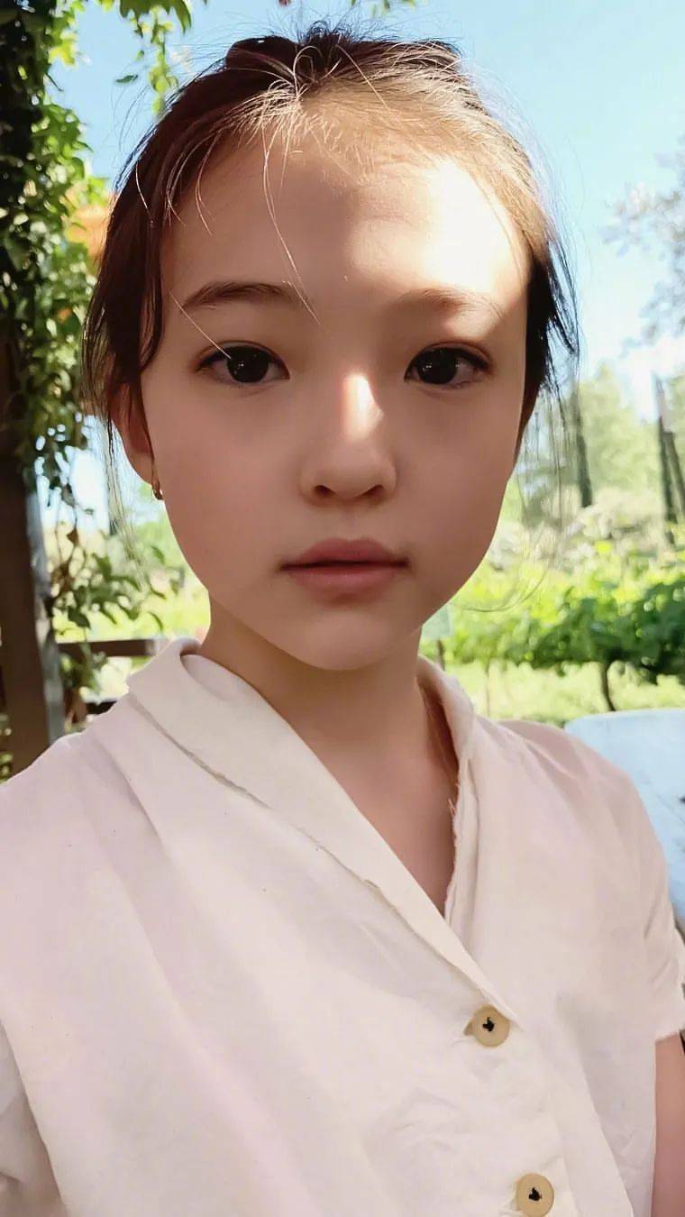 yg旗下最小练习生ellag和小时候的张子枫都好可爱啊