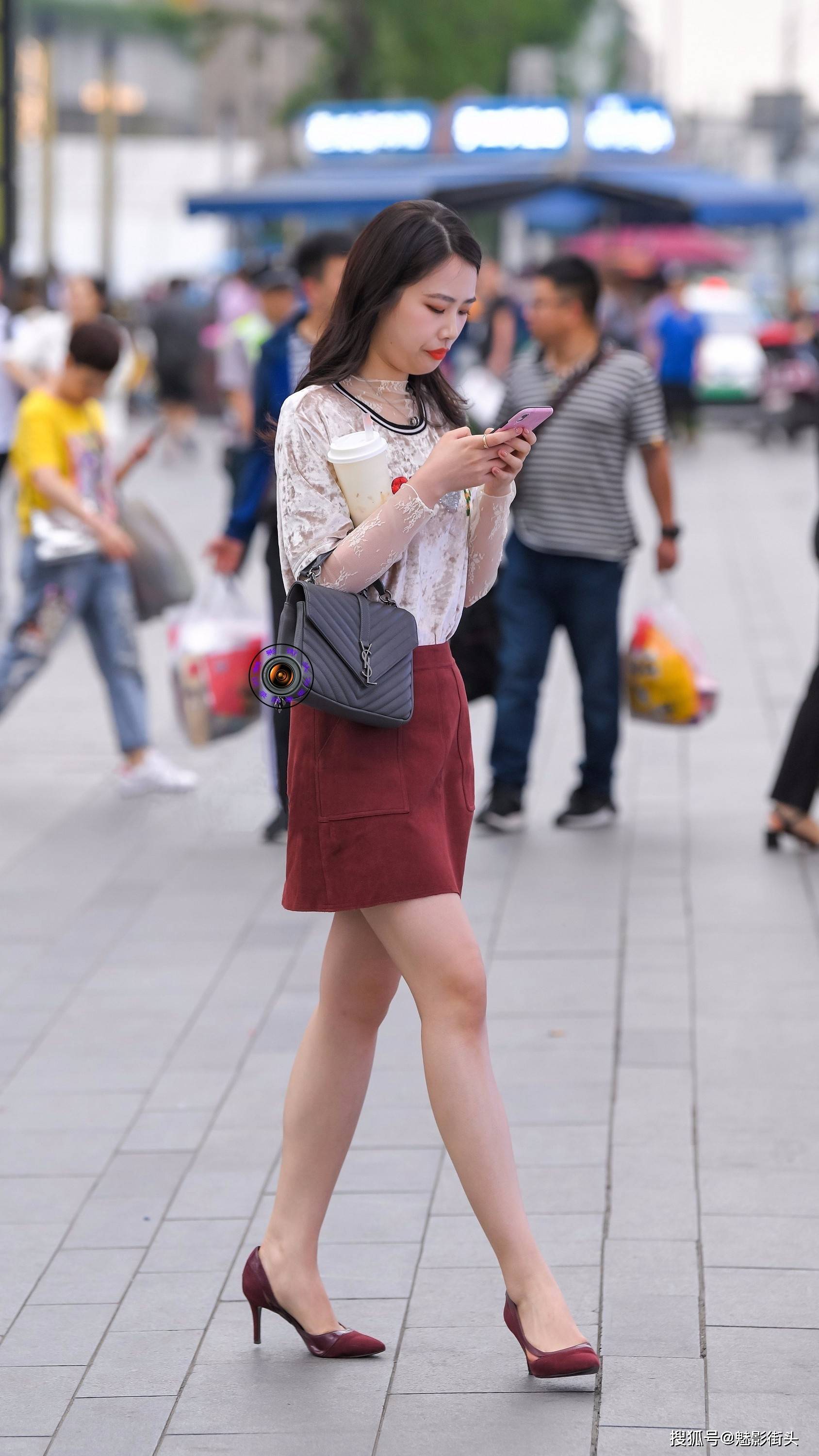 枣红色半身裙搭配枣红色高跟鞋,美女用顺色系搭配,穿出艺术气质