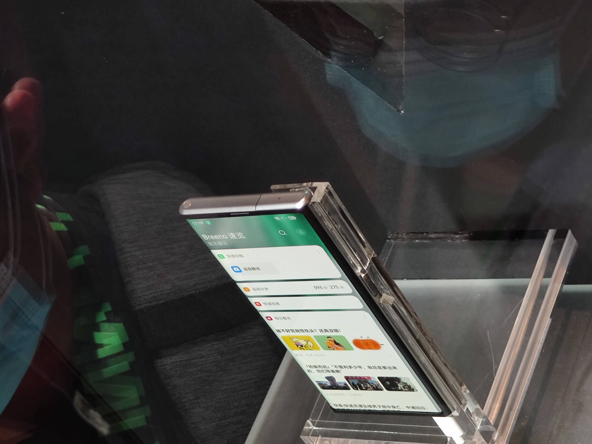 原创oppo卷轴屏手机亮相无级伸缩零折痕显示