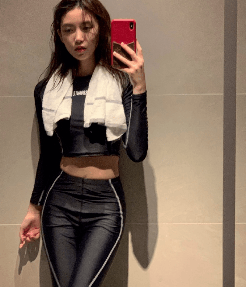 原创半藏森林发布新泳装照王思聪五字评论两人此前曾玩同一款网游