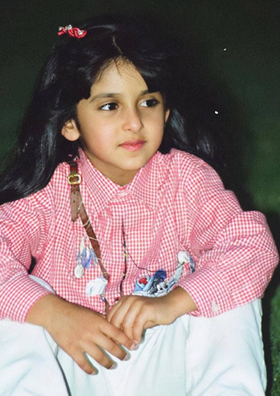 她穿红纱裙配红大衣,高颜值暴露王妃长相_谢克哈