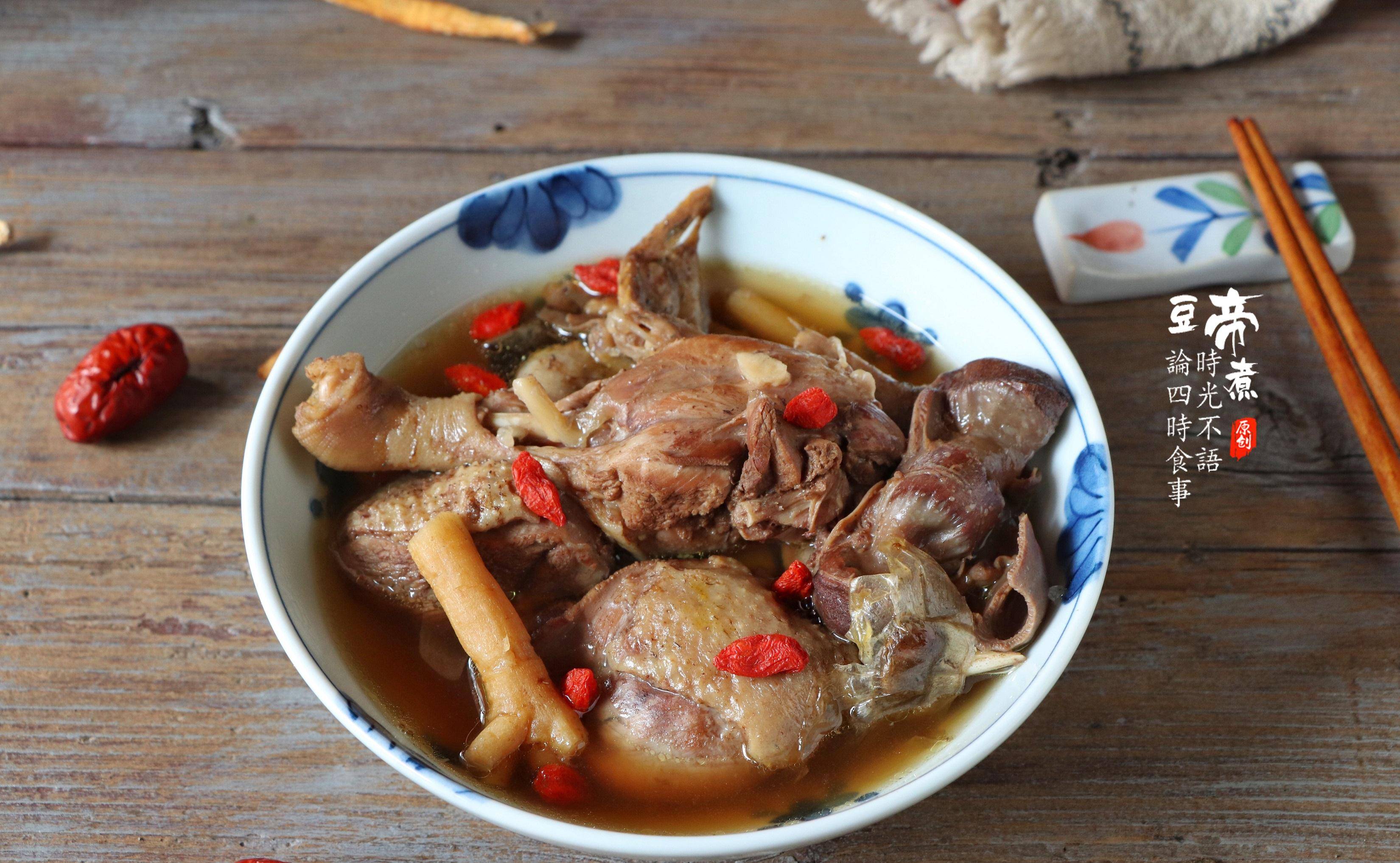 药膳老鸭汤食材:老母鸭1只,味精1小匙,盐1小匙药材:当归3片,枸杞1撮