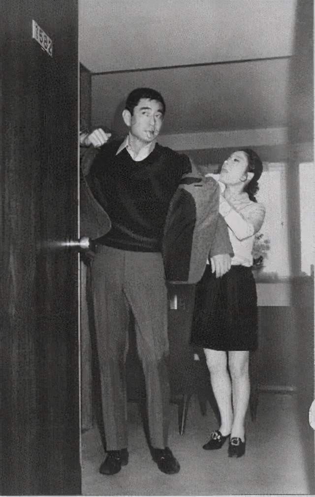 在那里,高仓健还供奉着他与前妻江利智惠美之间一个未能出生的孩子.