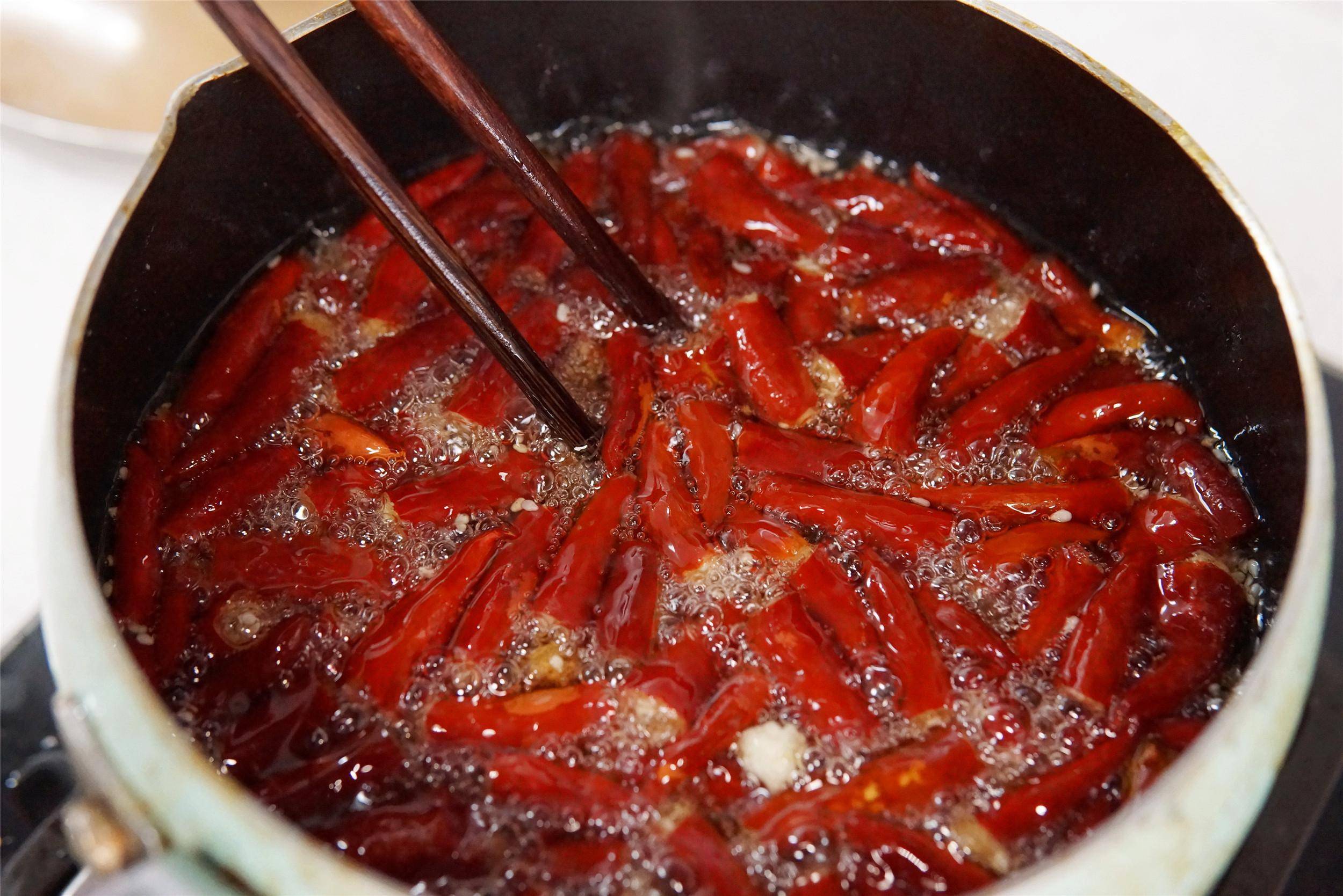 原创一把干辣椒,做成火遍朋友圈的下酒菜,咬一口嘎嘣脆,不太辣特香