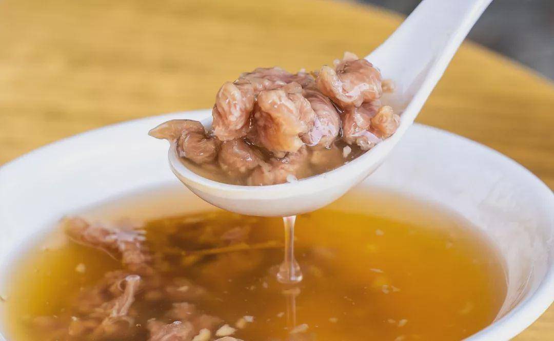 再一块块入汤烫熟,最后浇上姜葱羹汤,就是一碗热乎暖胃的牛肉羹了.