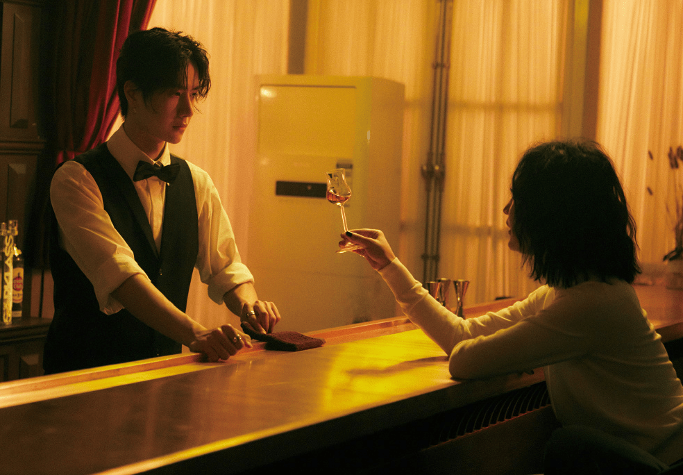 王一博微电影变调酒师,被周迅撩拨后害羞,低头却露出胜利者微笑