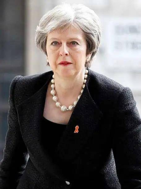 英女王米歇尔合影惹争议戴同款项链秀亲密女强人为啥都爱珍珠