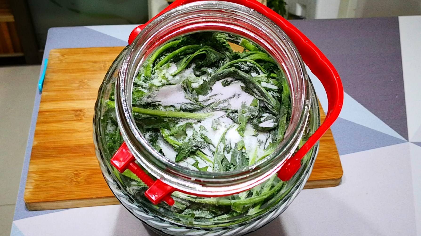 腌雪菜要牢记3要点腌的雪菜颜色翠绿耐放咸香可口味道棒