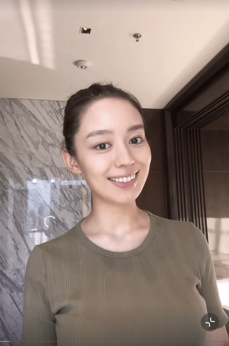 吉娜孕期素颜曝光疑受孕吐影响面容消瘦眼圈明显很憔悴
