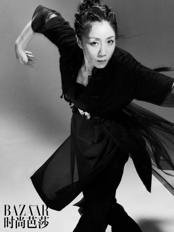 周小飞黑白写真 灵动飘逸尽显侠女风骨-搜狐大视野-搜狐新闻