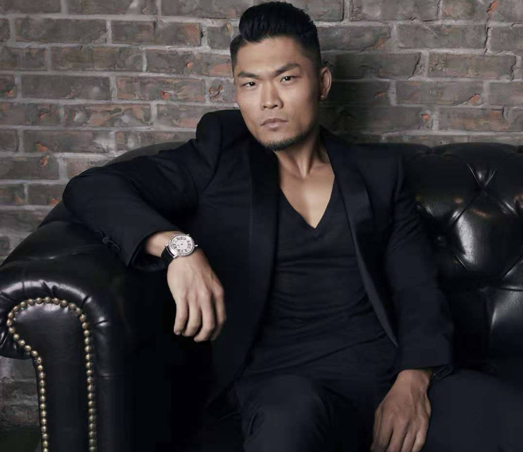 李玖哲一个成熟有魅力的男歌手用自己的声音成功打动了很多人