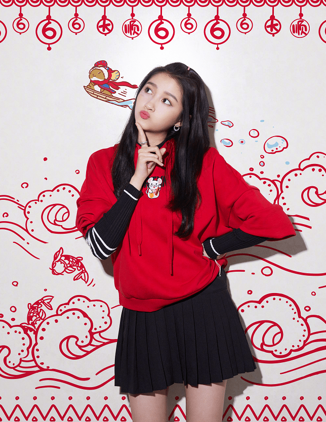 原创关晓彤身材真绝了!卫衣搭短裙青春活力,筷子腿也忒好看了吧