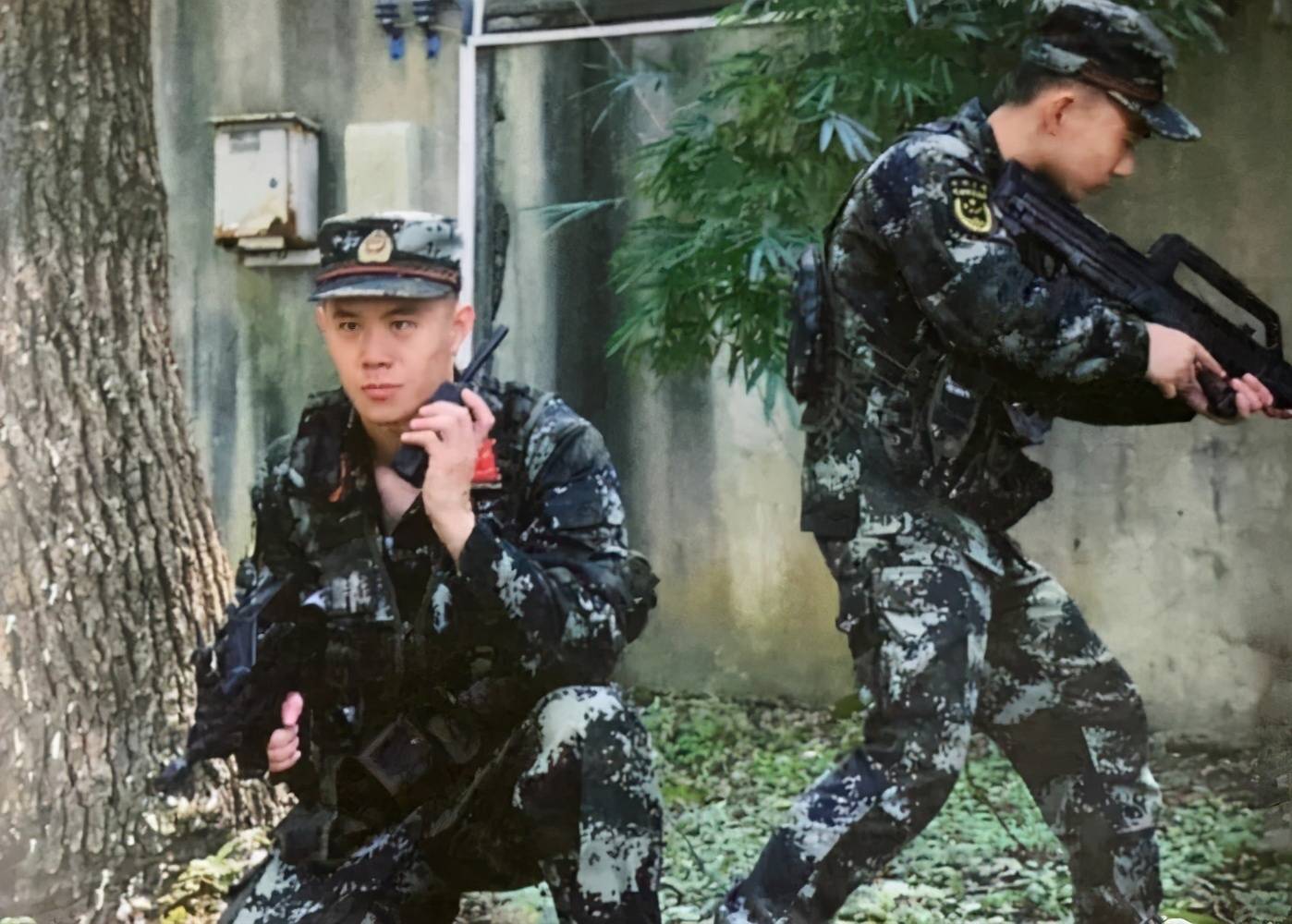 武警退役小哥化身健身教练,浑身肌肉大秀浴照,好身材太撩人_手机搜狐