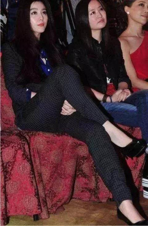 女星的坐姿:唐嫣拧麻花,杨幂秀长腿,热巴简直萌哭了!_手机搜狐网
