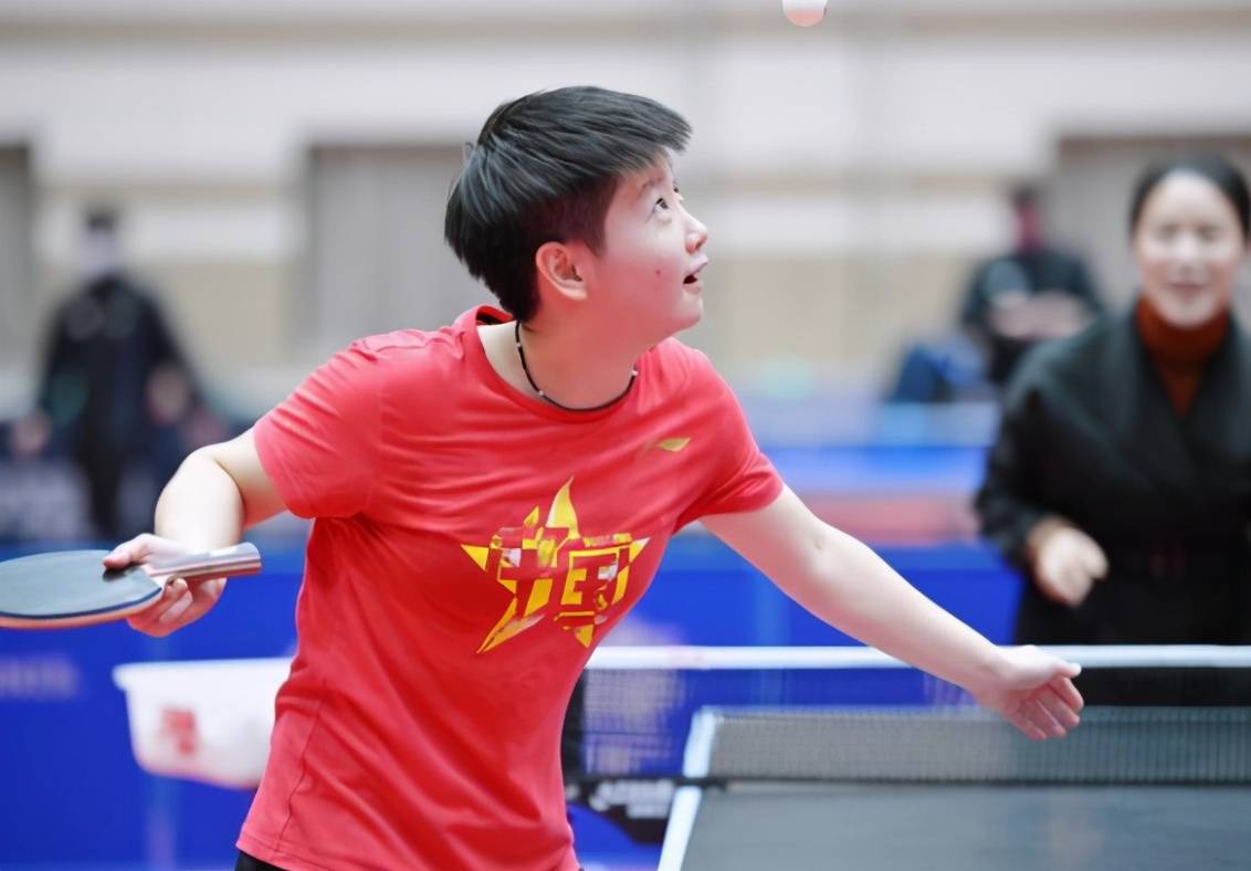 王楠赤脚和孙颖莎打球,光脚的不怕穿鞋的!_乒乓