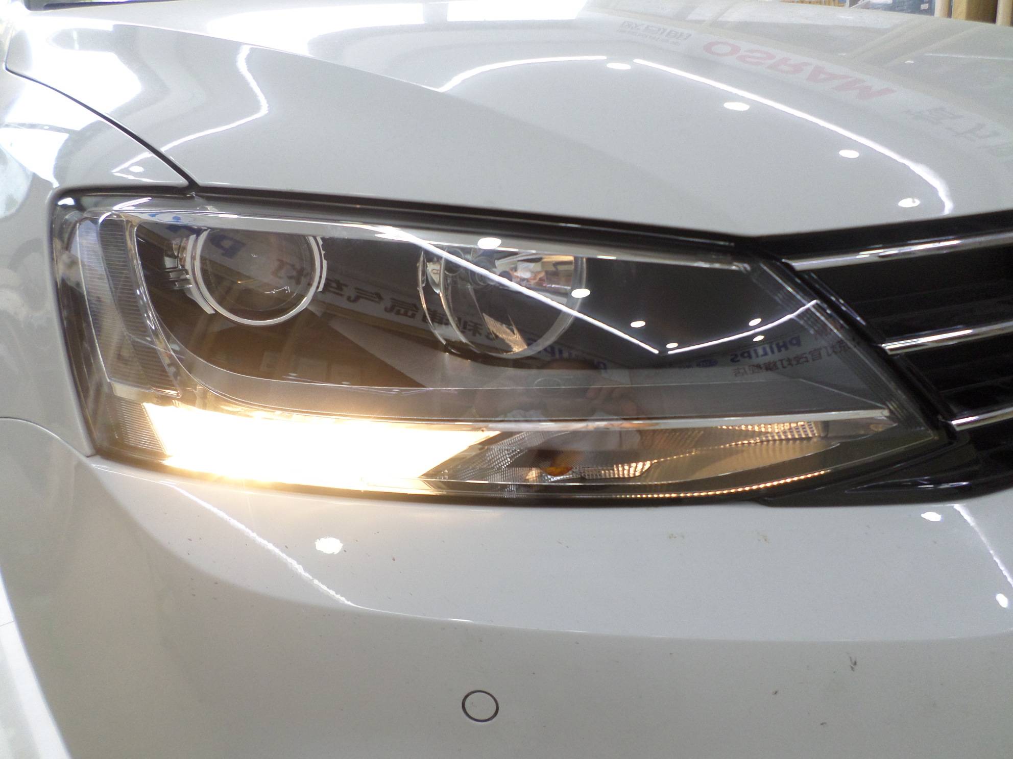 大众速腾改装led大灯 告别卤素灯的老眼昏花做位精神小伙大众速腾改装