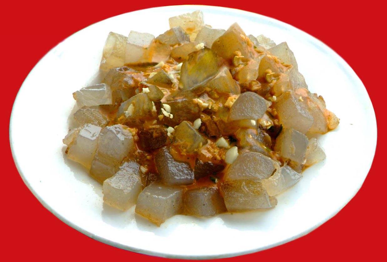 大爷街边卖"懒人菜",5元一斤,每天200斤不够卖,明星也爱吃_焖子