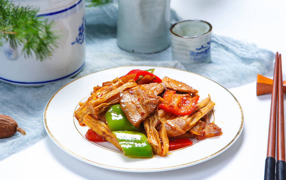 五花肉炒腐竹,香辣入味超下饭,冬天吃特开胃,肥而不腻的美味