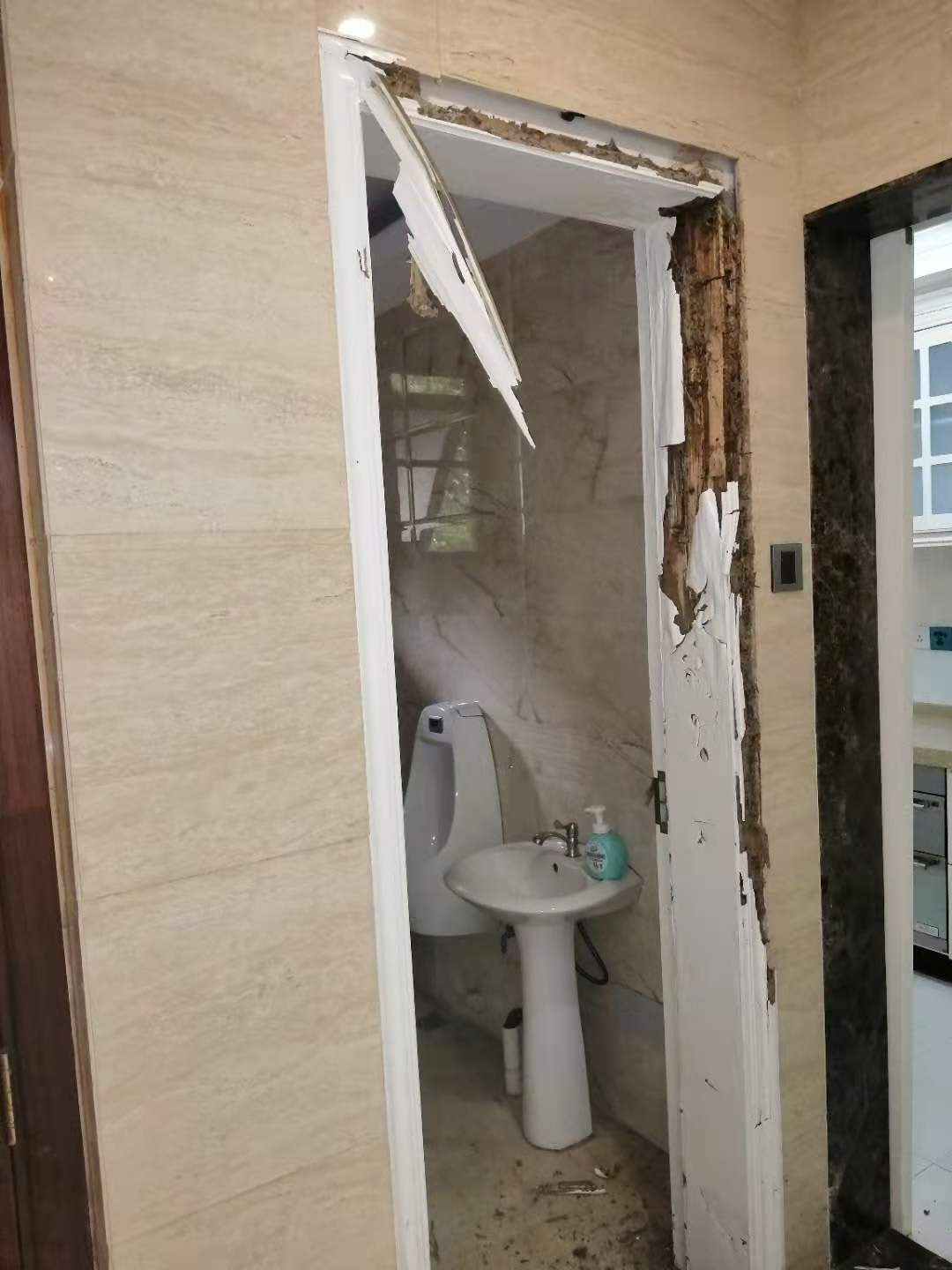 门框腐烂了门框变色应该是白蚁