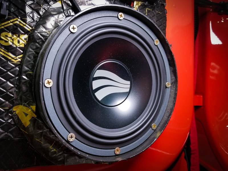 而在音源的部分,为了充分发挥出这套高品质德国彩虹喇叭的最佳表现