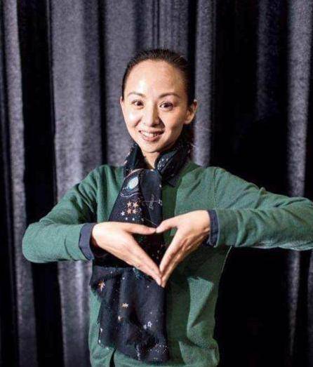 她靠千手观音成名,被富豪追求8年不动心,嫁理工学霸生活美满_邵丽华