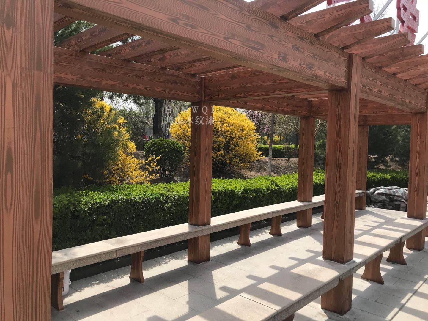 为蔓藤植物提供生长的空间,长廊逼真的原木效果也让水泥长廊成为接近