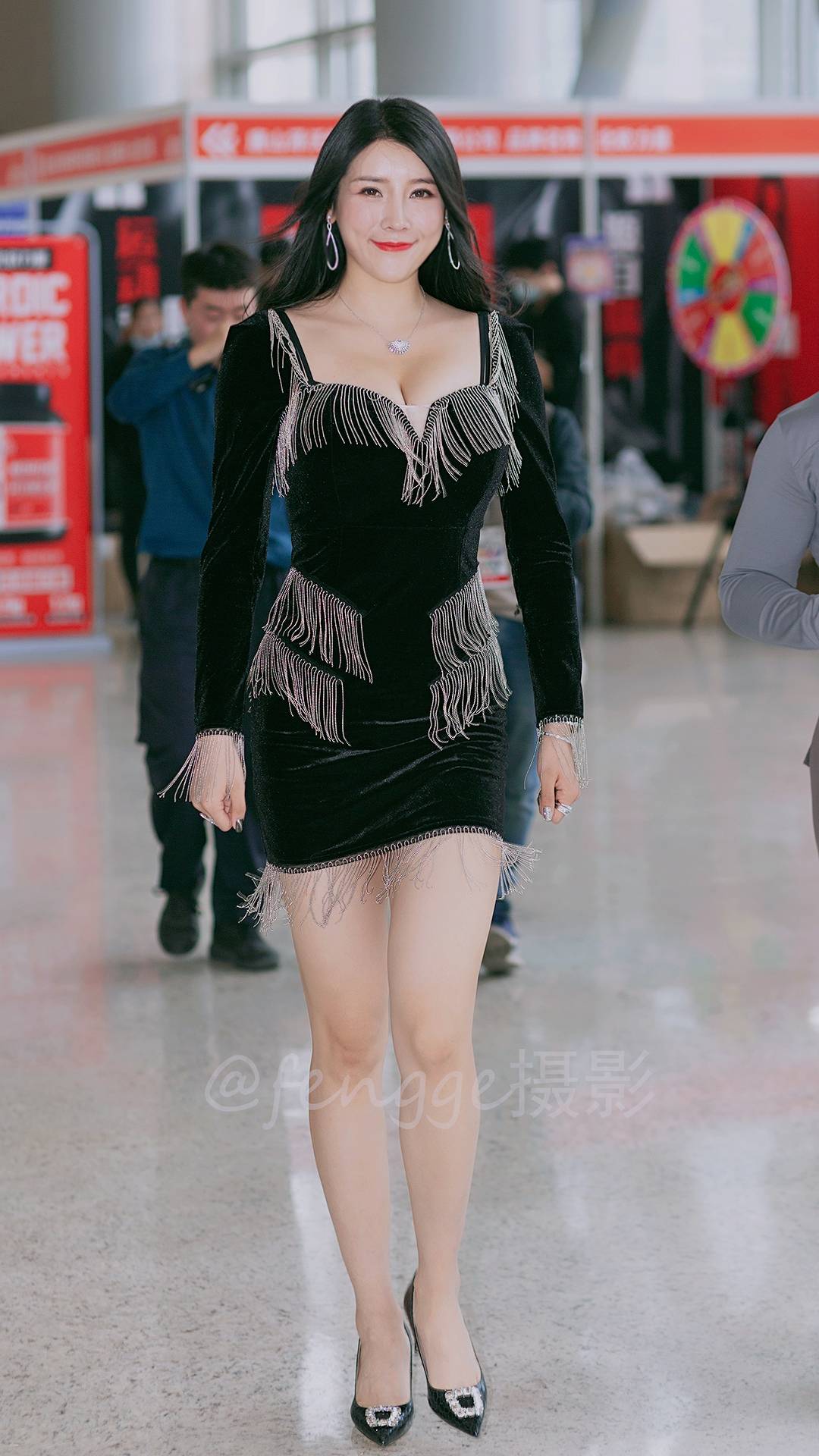 偶遇健身圈的美女网红刘太阳,时尚气质身材棒!_天鹅绒