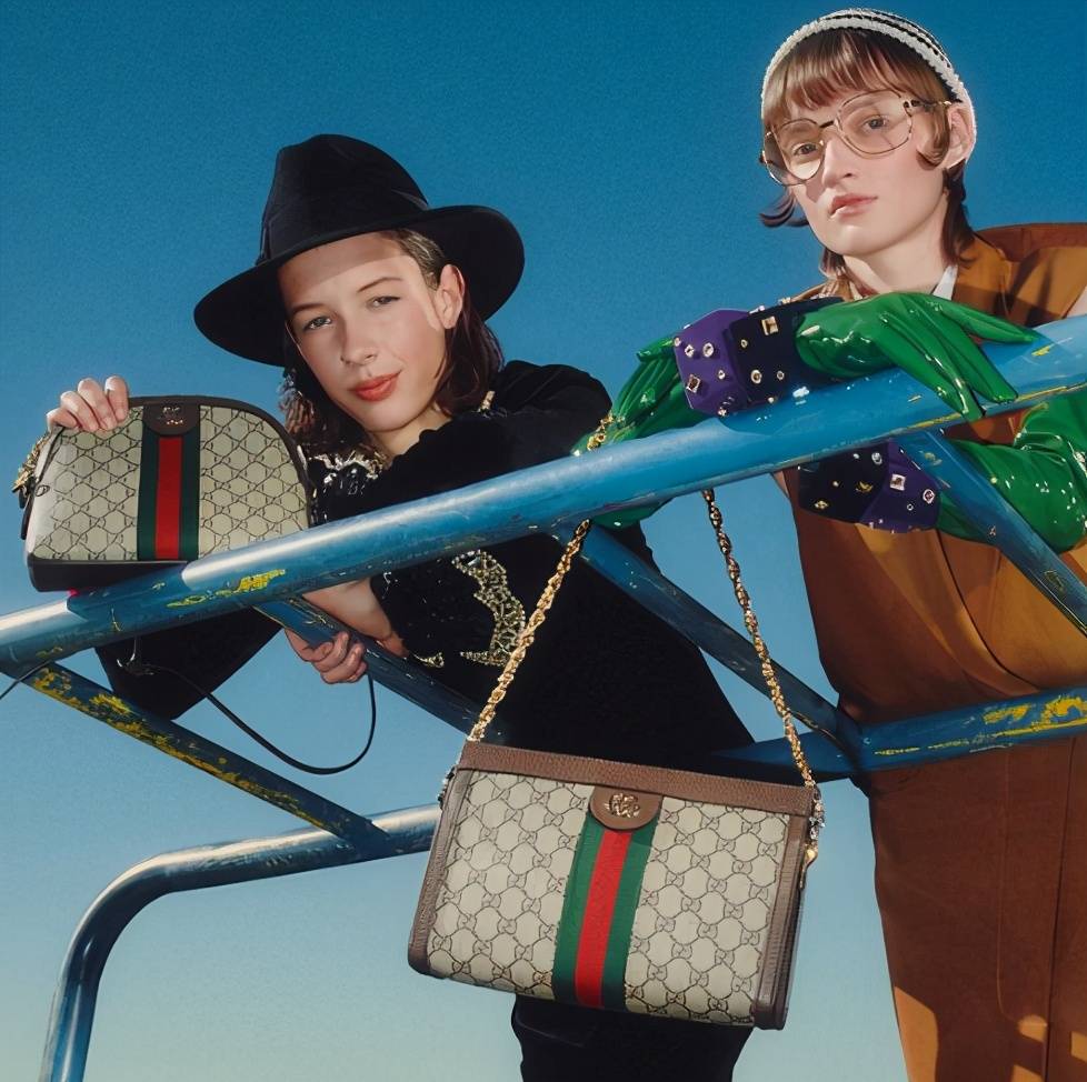 原创gucci在新品包上印假货搞黑色幽默讽刺男模跪床上拍出大片感