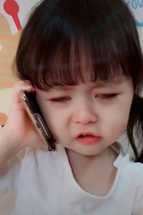 原创女儿哭着和爸爸告状你老婆凶我你快回来样子实在太萌了