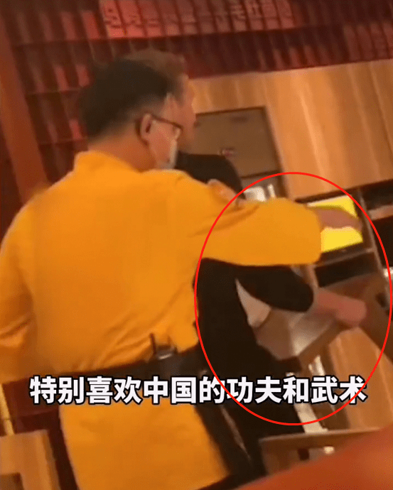 原创外国人在北京某火锅店要买成龙坐过的椅子遭拒后表演螳螂拳