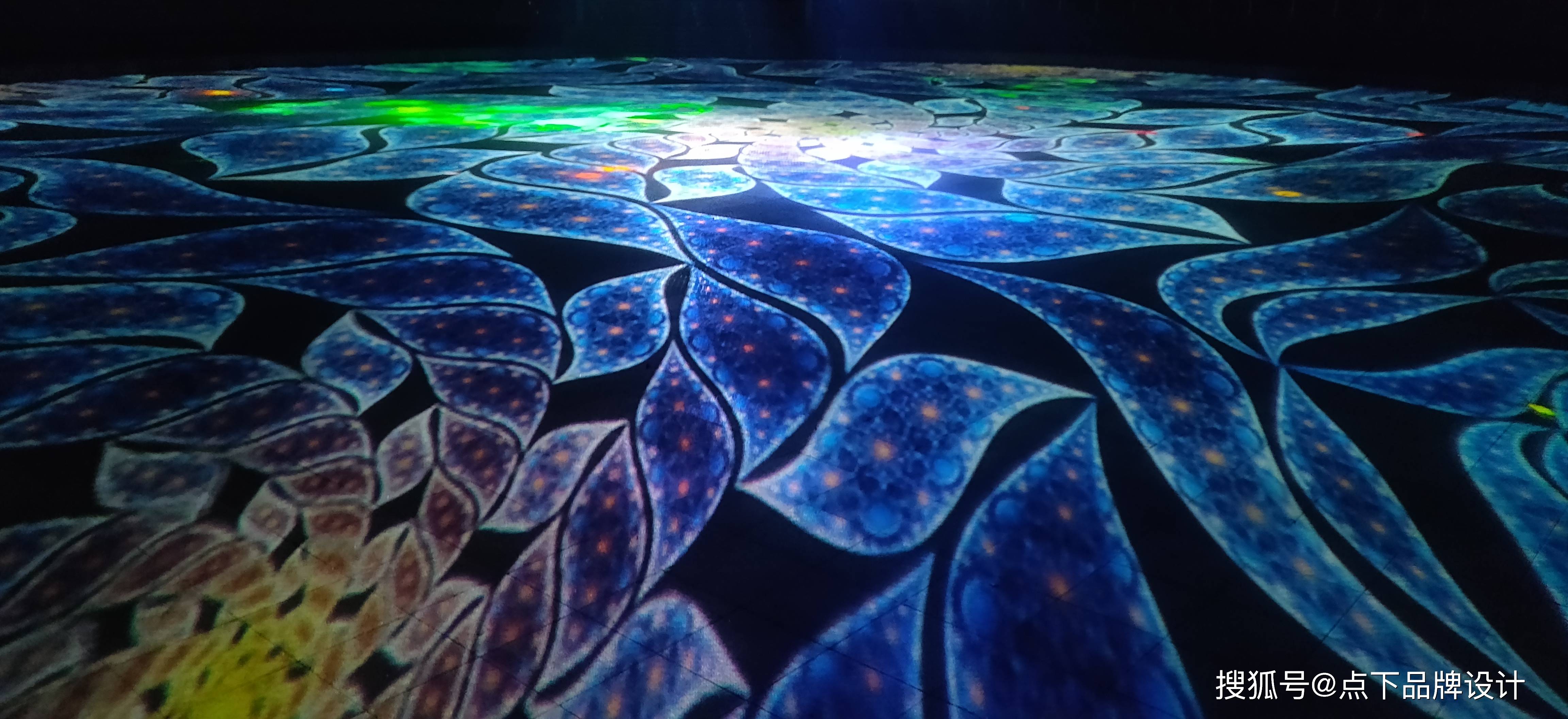 在高速发展的信息化时代下,全息投影逐渐走进了日常生活,尤其是在展览