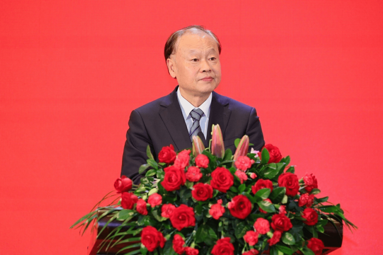 (中国商业联合会党委书记,会长姜明)
