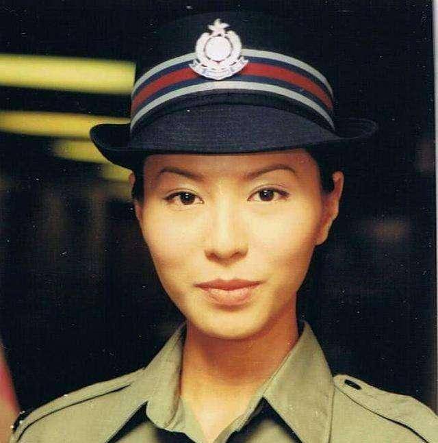 《陀枪师姐》中饰演重案组警察,"她"就是香港著名的女警滕丽名
