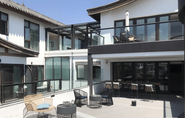 酒店外有大部分苏州古典园林感的建筑形态, 宅园合一,可赏,可游,可居.