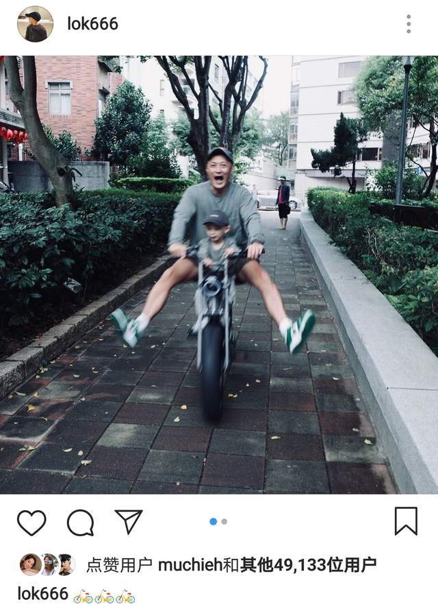 原创余文乐带儿子骑车逛公园抱cody过马路穿亲子装超有爱