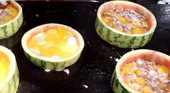 印度老奶奶用西瓜皮做的"花式煎蛋",5分钟后,网友目瞪口呆!