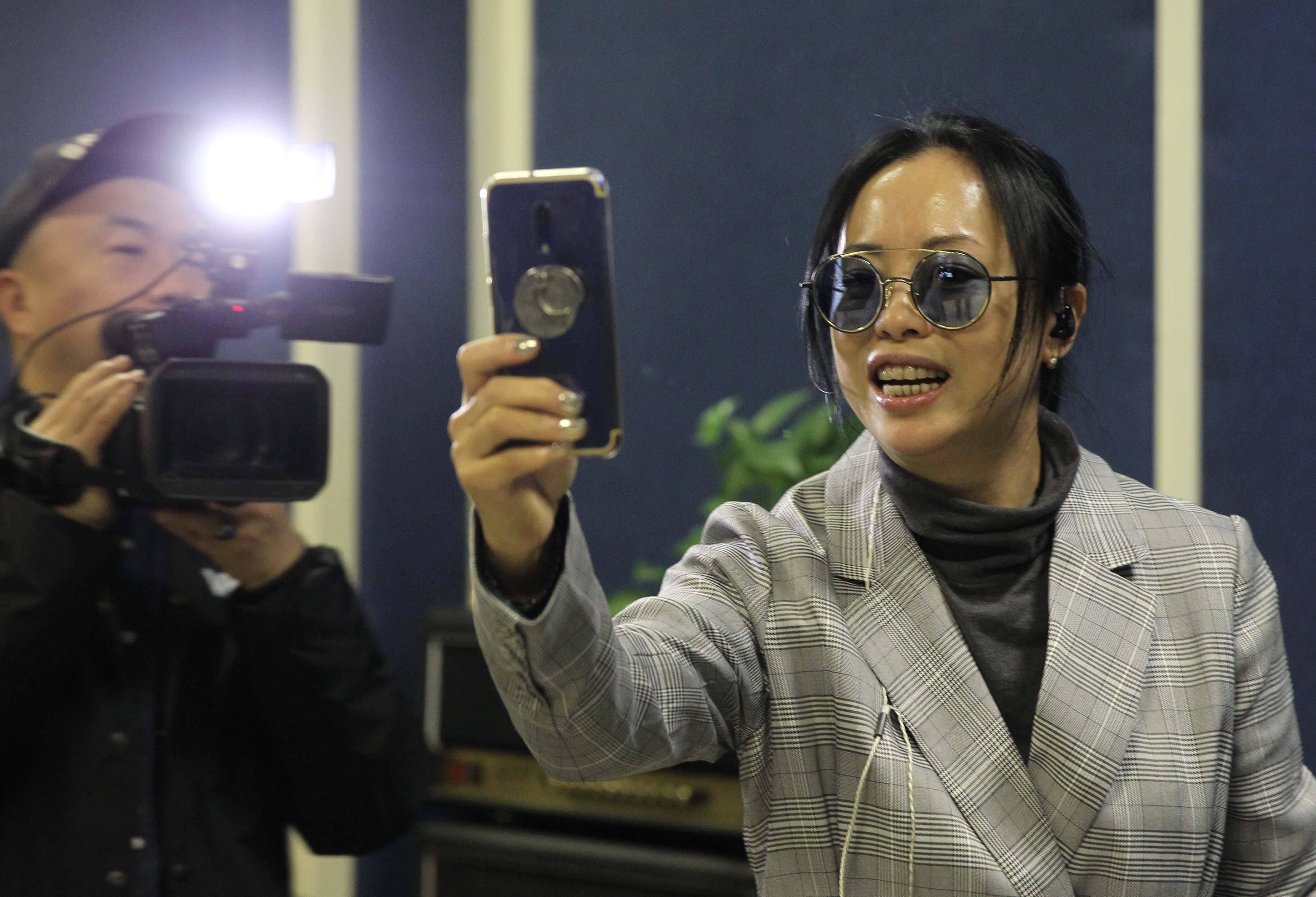 歌手黄绮珊晒视频,素颜并不太显老,比很多52岁女人要年轻!