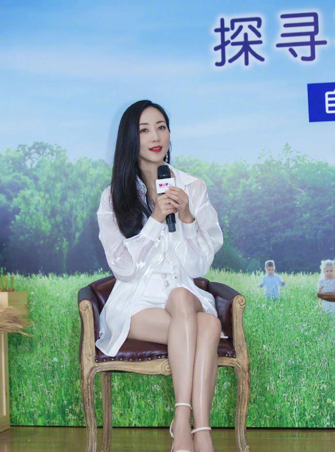 韩雪参加公益活动,穿一身白色衬衣尽显大长腿,优雅又时尚!_手机搜狐网