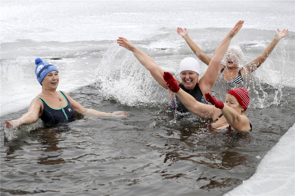 看着都哆嗦俄罗斯冬泳爱好者冰窟窿当温泉